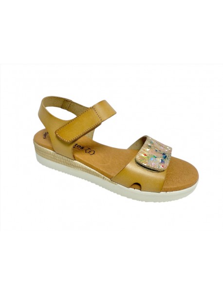 Sandales Eva Frutos femme en cuir camel avec bride arrière velcro et détail métallisé multicolore sur l’empeigne, semelle platef